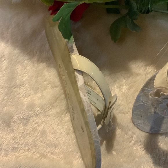 NWOT COACH - White monogram flip flops with a lovely flower on top. Sz 6 - Picture 3 of 7